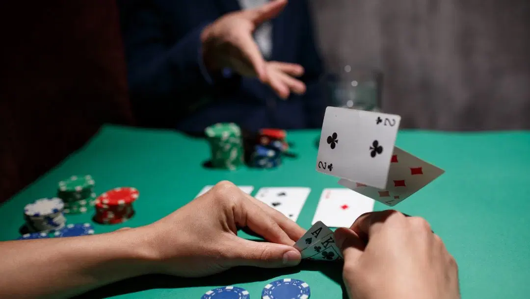 When to bet or fold in Texas Hold'em